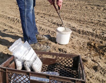 Eine Person nimmt Bodenproben