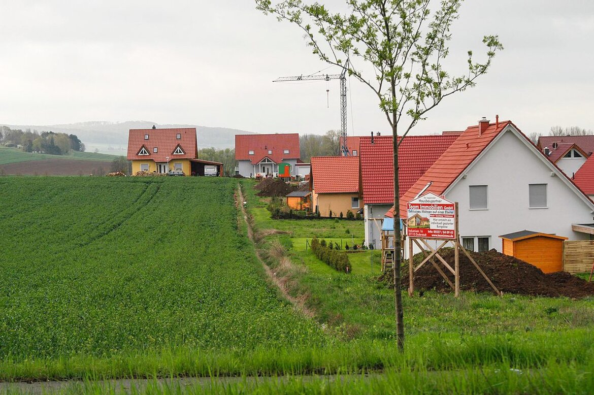 Häuserreihe an einem Feld auf dem Land