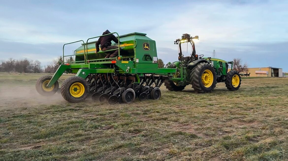 Traktor mit Maschine auf dem Acker