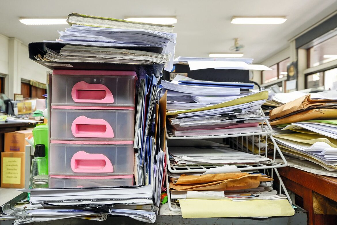 Unordentliche Ablage in einem Büro
