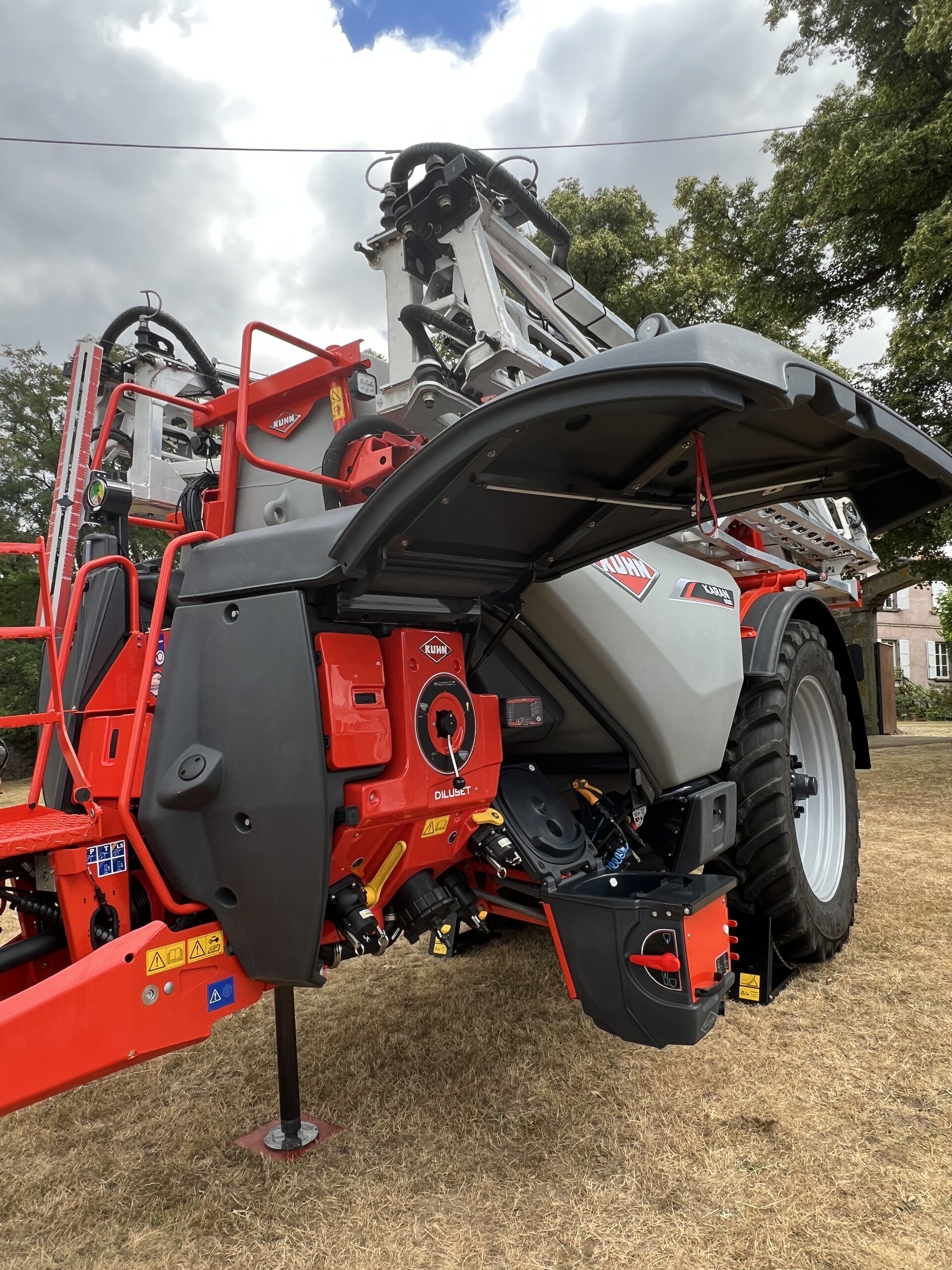 Traktor mit Pflanzenschutzspritze