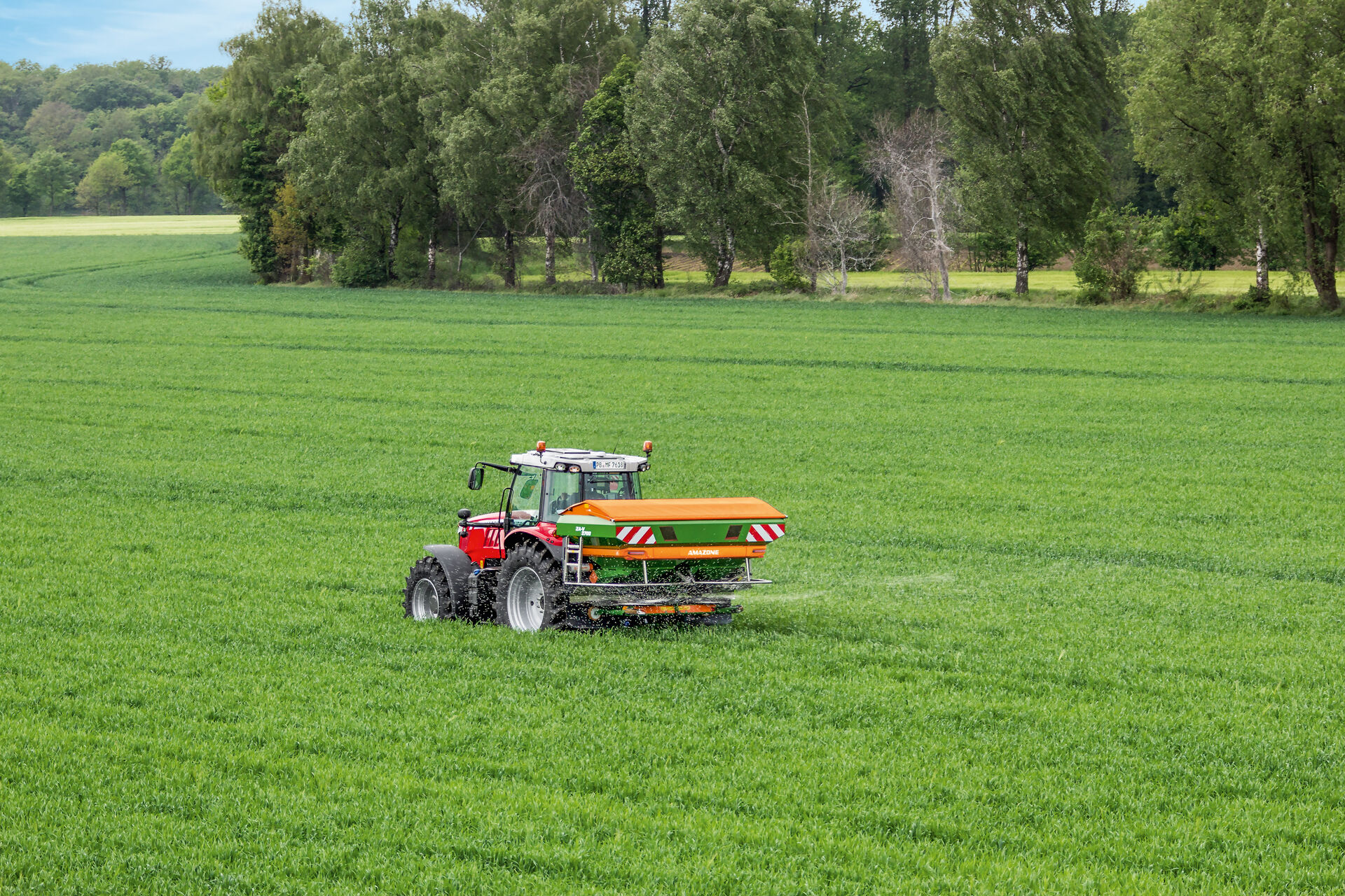 Düngerstreuer im Feld 