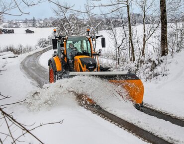 Traktor beim Winterdienst
