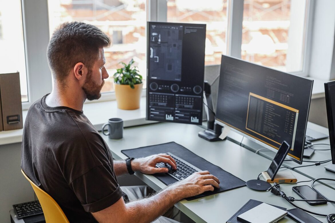Ein Mann sitzt vor einem Computer