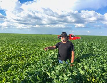 Landwirt in Brasilien steht in einem Sojafeld