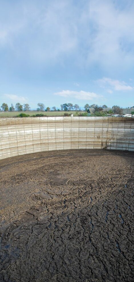 Ein Güllebehälter mit Schwimmschicht