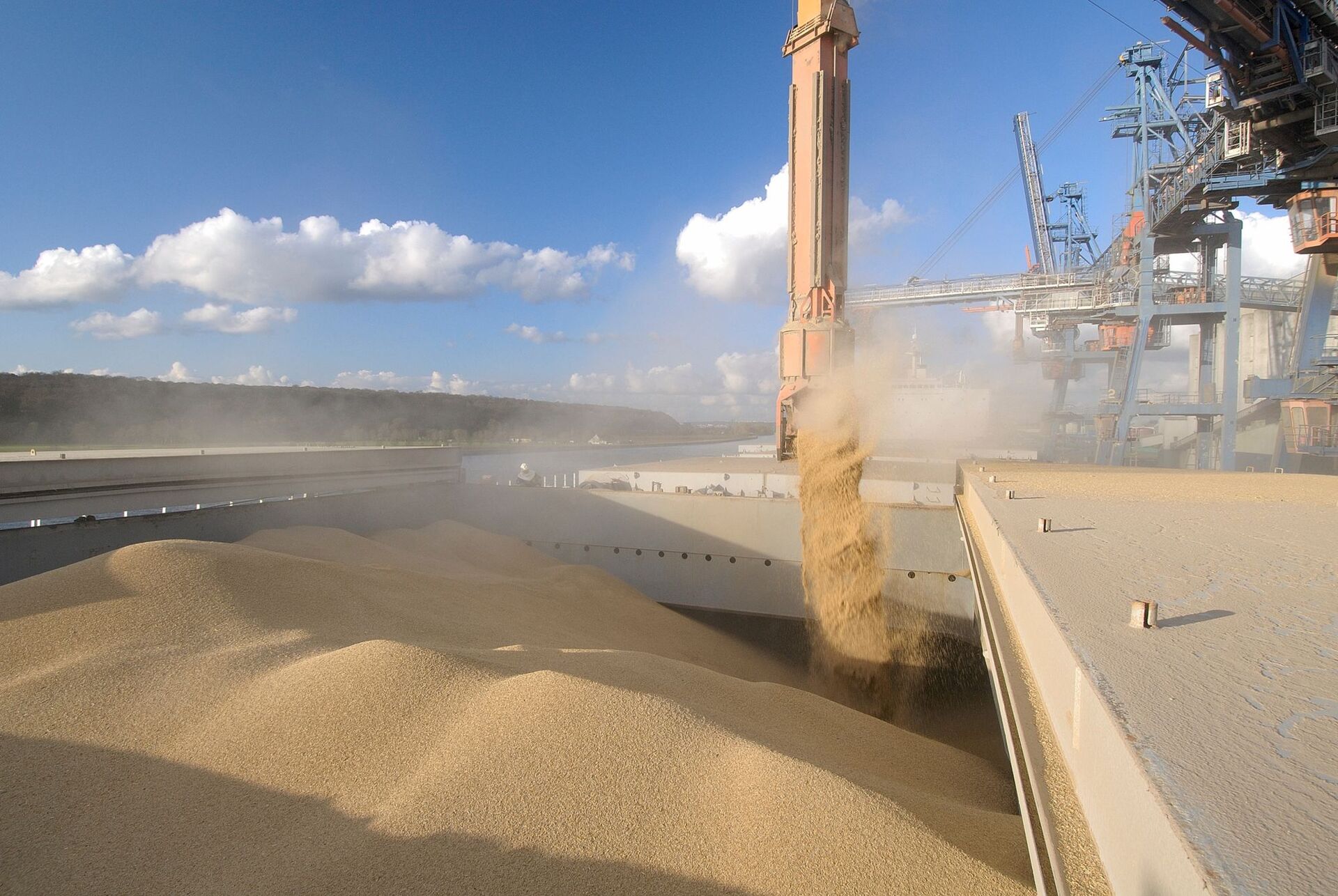 Ein Frachtschiff wird mit Weizen beladen