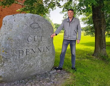 Portraitfoto Henning Schroll auf seinem Betrieb in Mecklenburg-Vorpommern