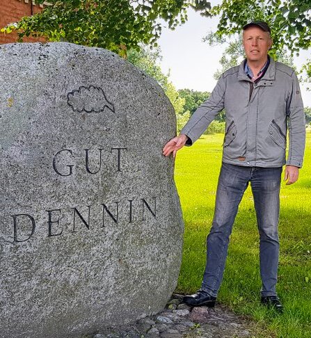 Portraitfoto Henning Schroll auf seinem Betrieb in Mecklenburg-Vorpommern