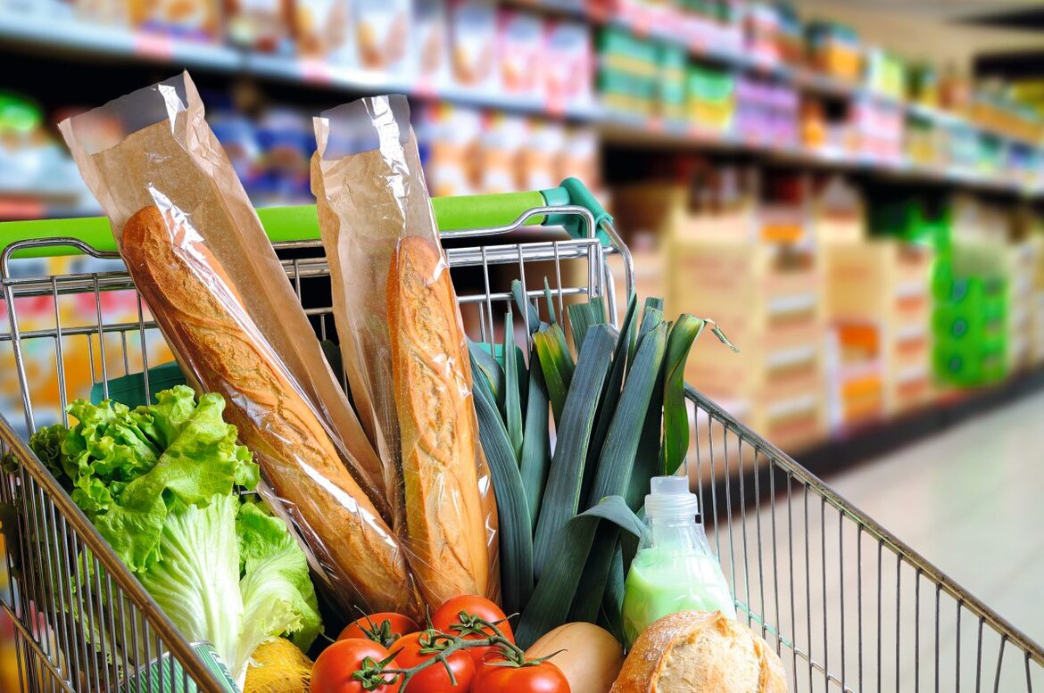 Einkaufswagen mit frischen Lebensmitteln