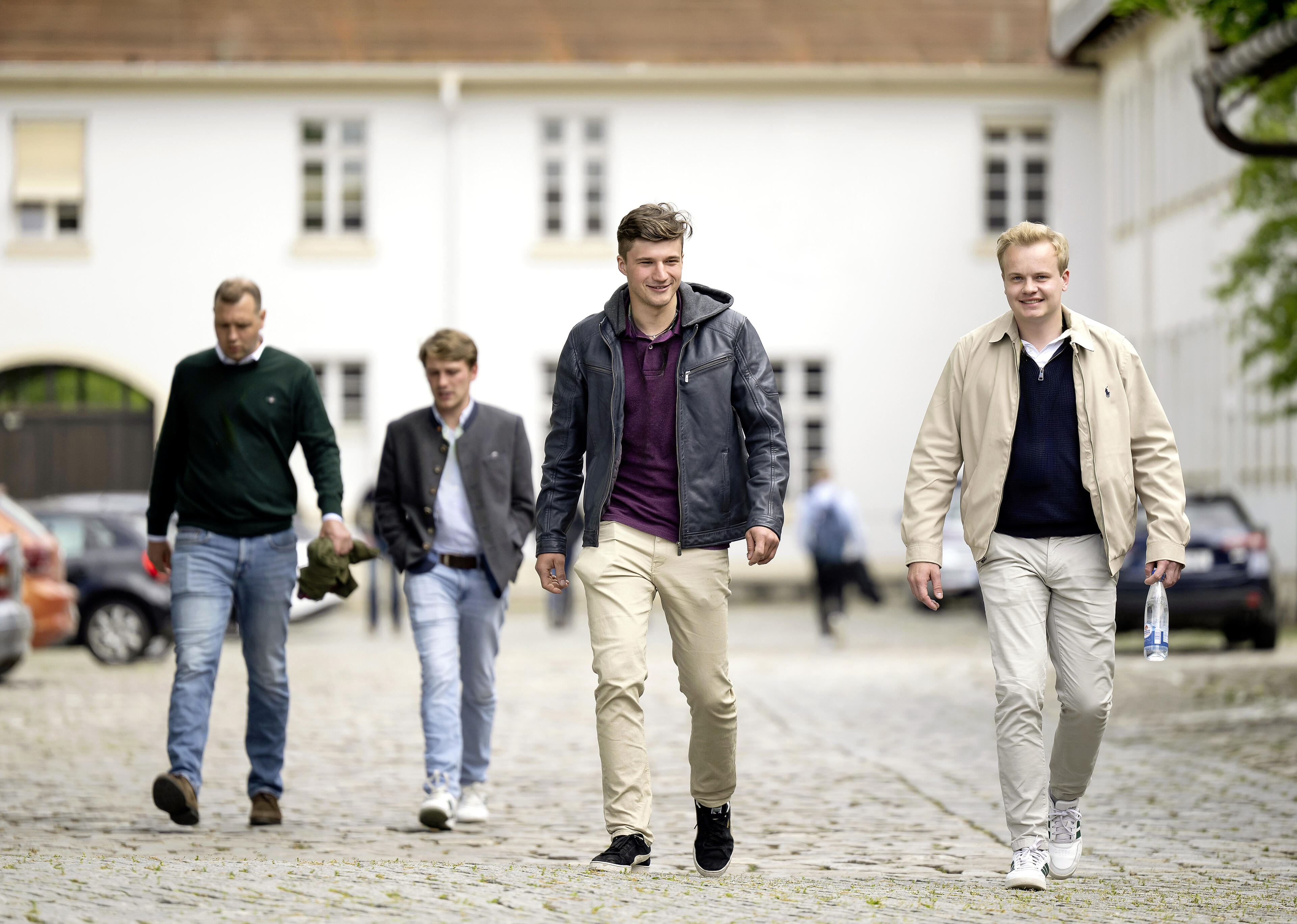 Vier junge Erwachsene laufen auf die Kamera zu