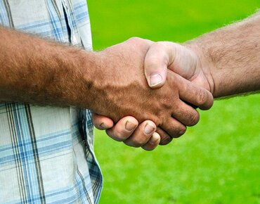 Zwei Männer schütteln sich die Hände