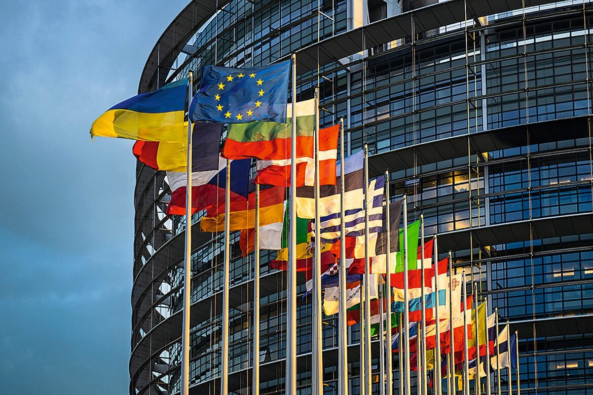 Flaggen vor dem EU-Parlament