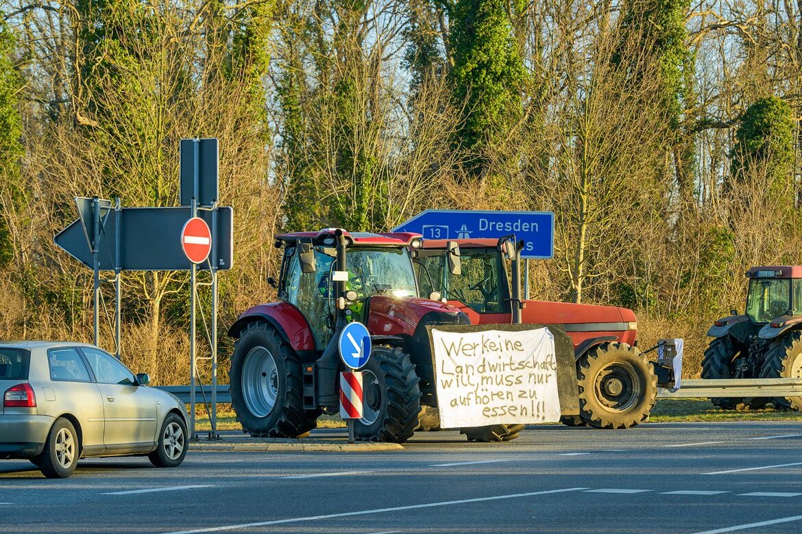 Traktor mit einem Protestschild, Bauernproteste