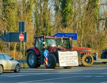 Traktor mit einem Protestschild, Bauernproteste