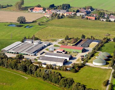 Landwirtschaftliche Fläche mit Feldern und Stallungen