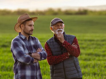 Zwei Männer im Feld