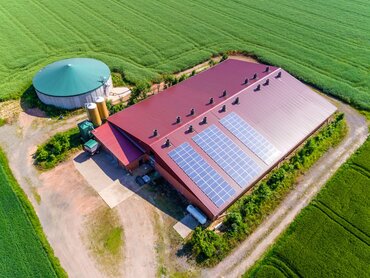 Schweinestall mit Solarpanels auf dem Dach