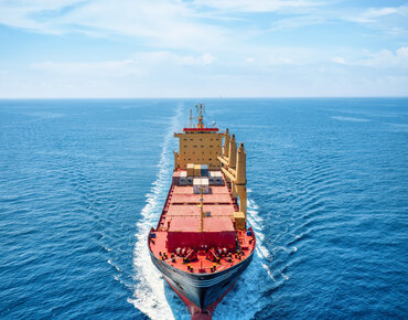 Ein Frachter auf dem Ozean