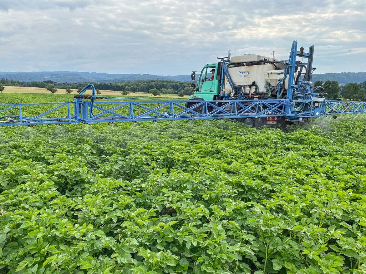 Pflanzenschutzmaßnahme in einem Kartoffelbestand mit einer selbstfahrenden inuma Itas 4027- Pflanzenschutzspritze