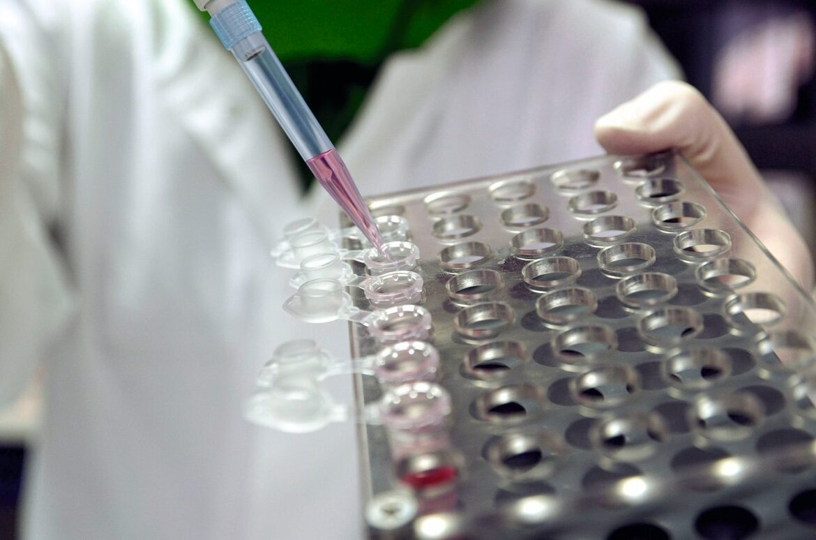 Forscherin mit einer Pipette