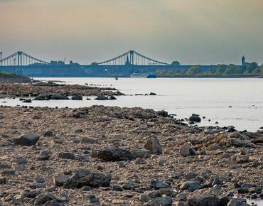 Rhein mit extrem geringem Wasserpegel