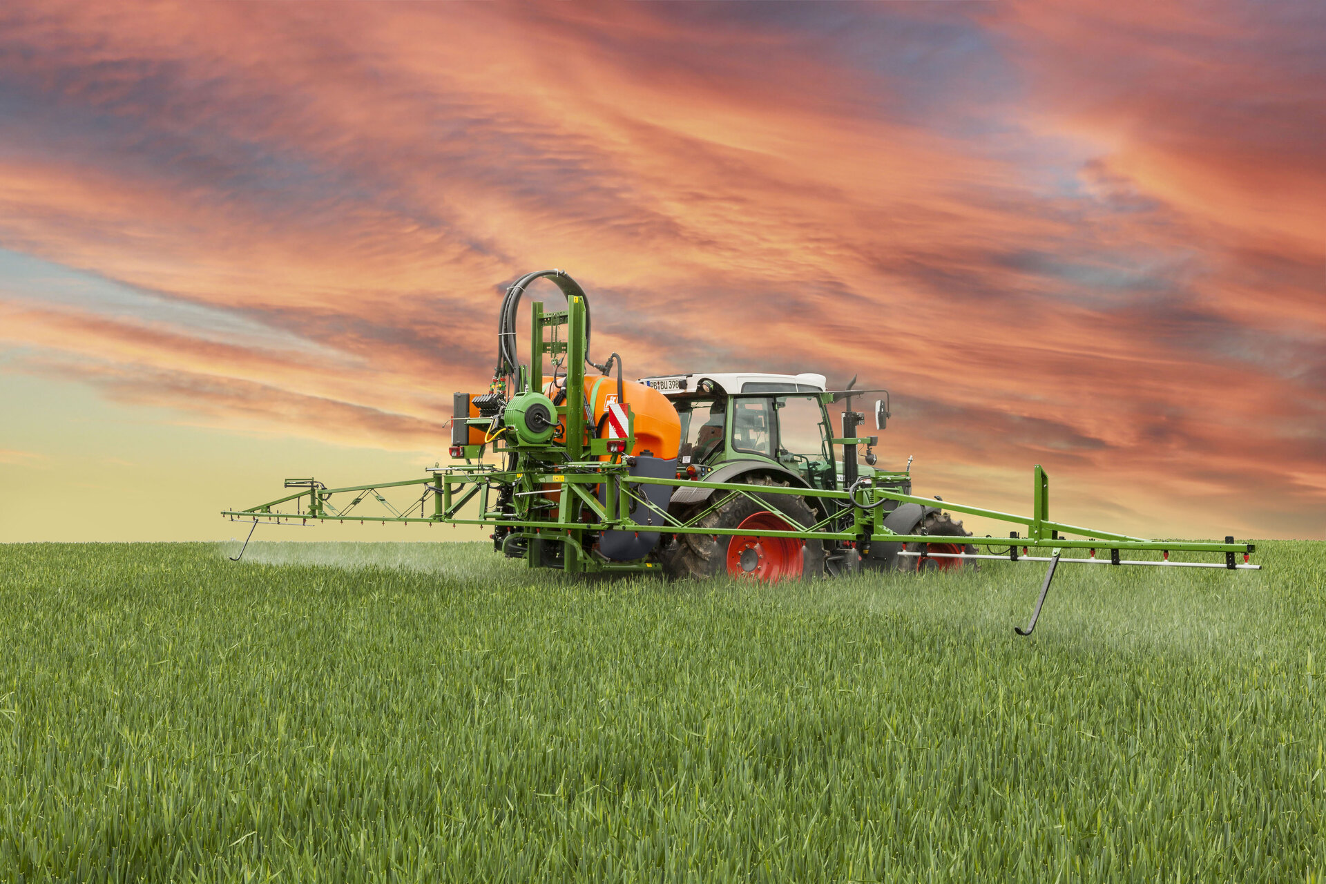 Traktor bei Pflanzenschutzmaßnahmen