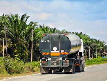 Lastwagen transportiert Palmöl in Malaysia