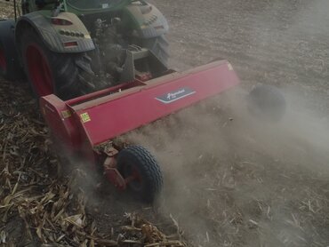Mulchgerät auf Maisstoppeln 