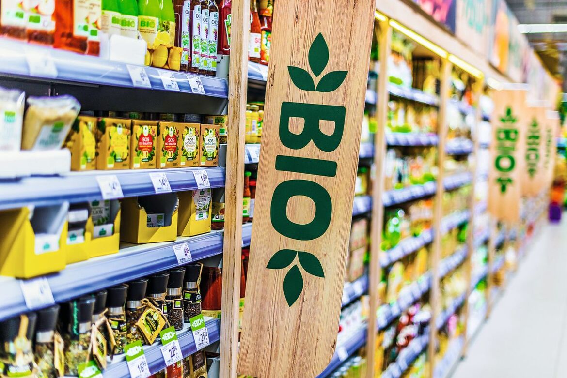 Ein Supermarktregal mit Bio-Lebensmitteln