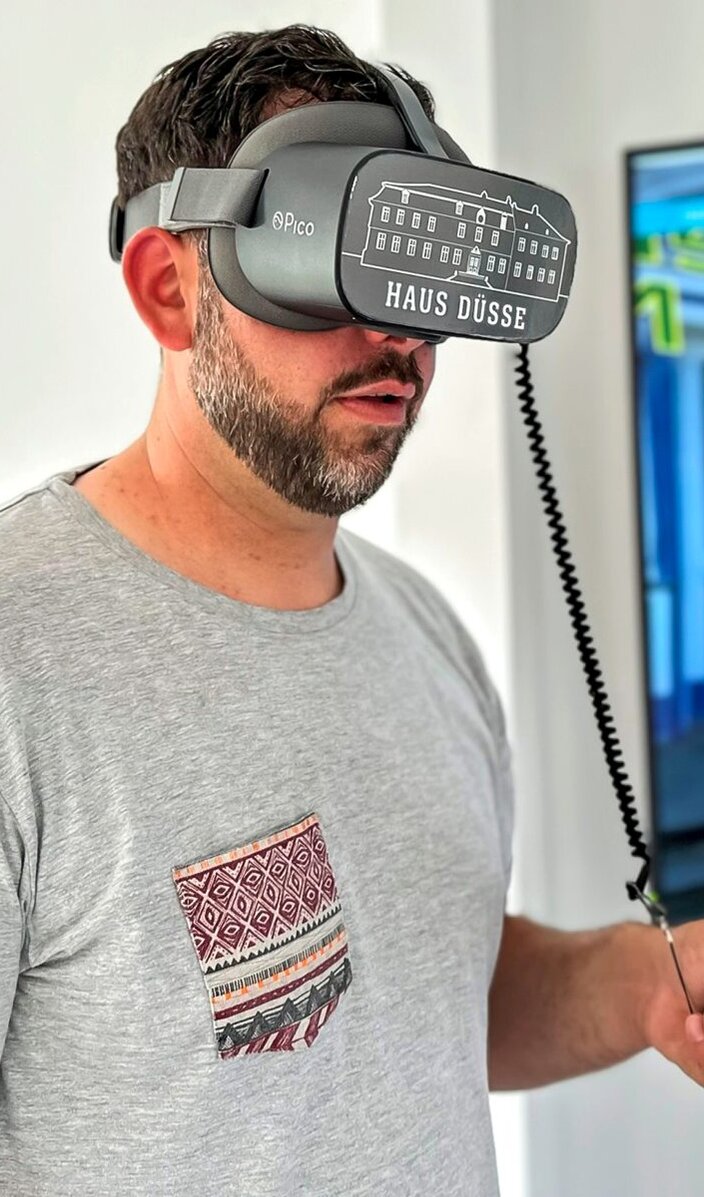 Mann mit VR Brille