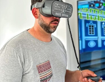 Mann mit VR Brille