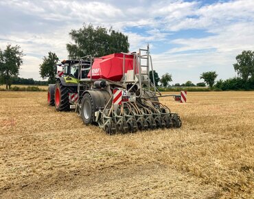 Traktor bei der Zwischenfrucht Aussaat