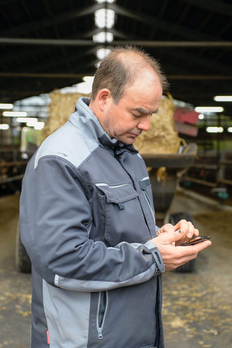 Mann mit Handy in der Hand 