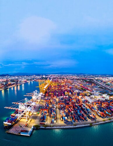 Hochsee-Hafen mit zahlreichen Schiffscontainern und Liegeplätzen für Frachtschiffe