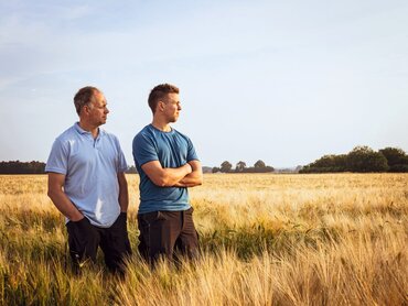 Zwei Männer im Feld stehend
