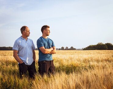 Zwei Männer im Feld stehend