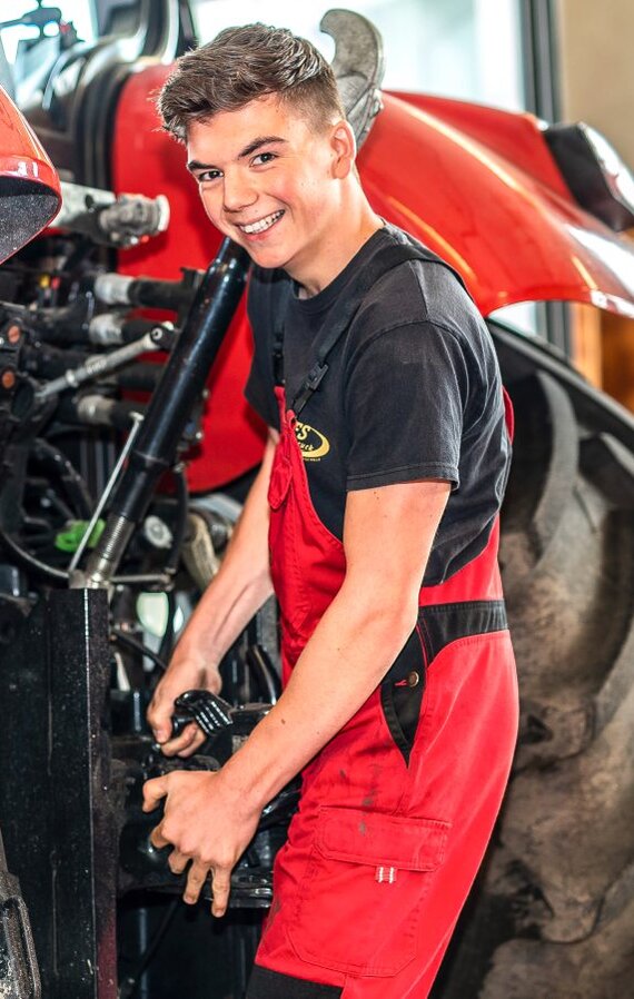Junglandwirt bei einer Reparatur einer Landmaschine