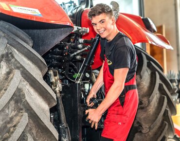 Junglandwirt bei einer Reparatur einer Landmaschine