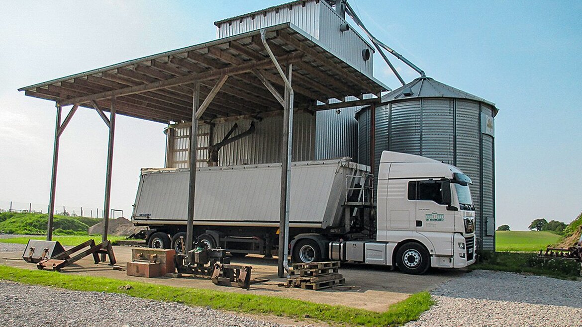 Ein LKW steht an einer Siloanlage
