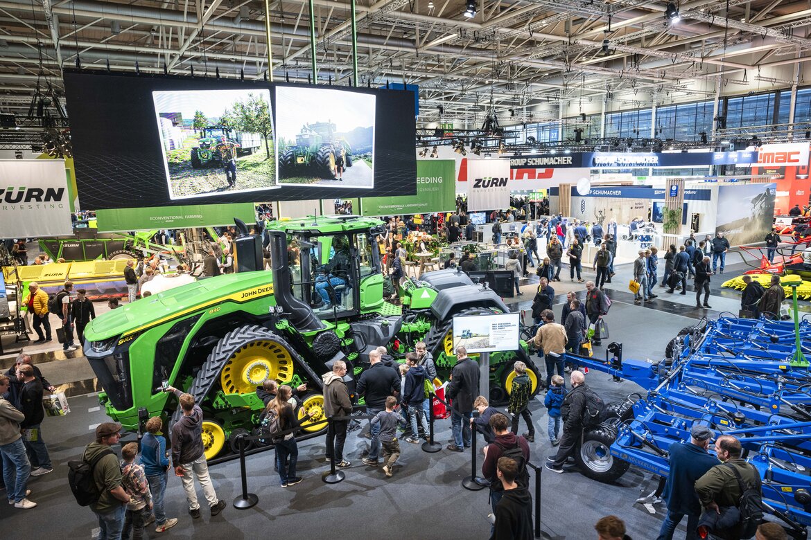 Messestand mit Landtechnik, Traktoren auf der Agritechnica