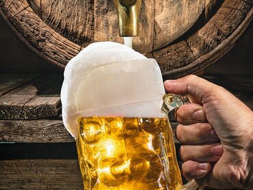 Glas Bier, das gerade gezapft wird
