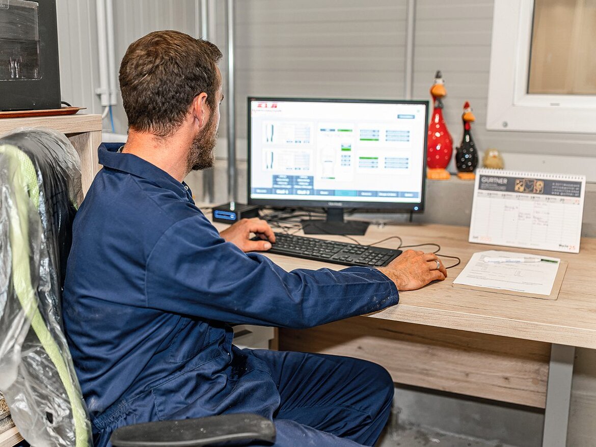 Mann sitzt im Büro am Computer