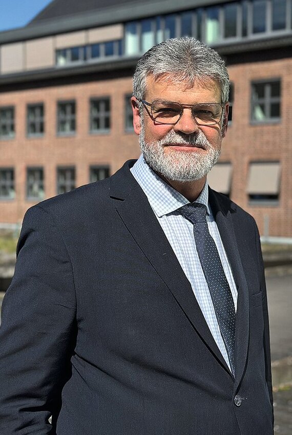 Dr. Thomas Schneider vor dem BVL Gebäude