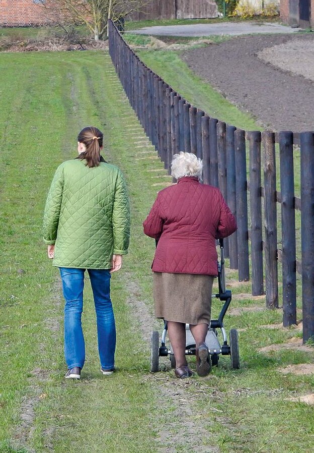Ältere und jüngere Frau beim Spazierengehen