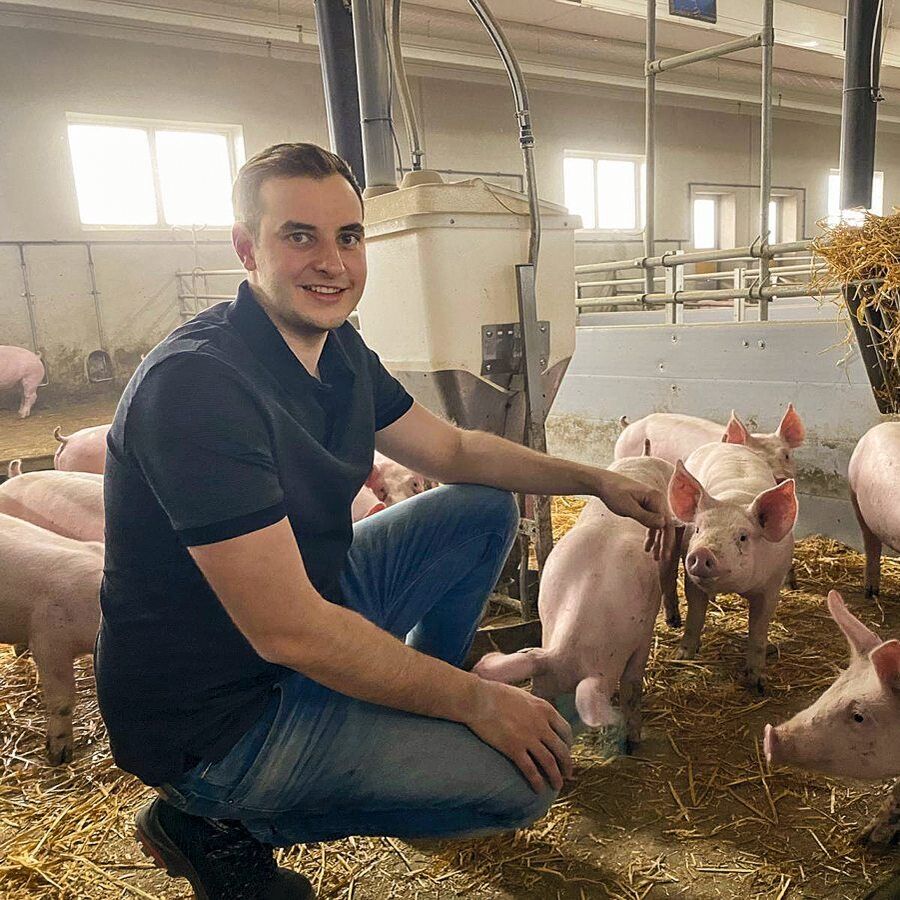 Alexander Schlecht in seinem Schweinestall