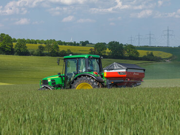 Düngerstreuer auf dem Feld 