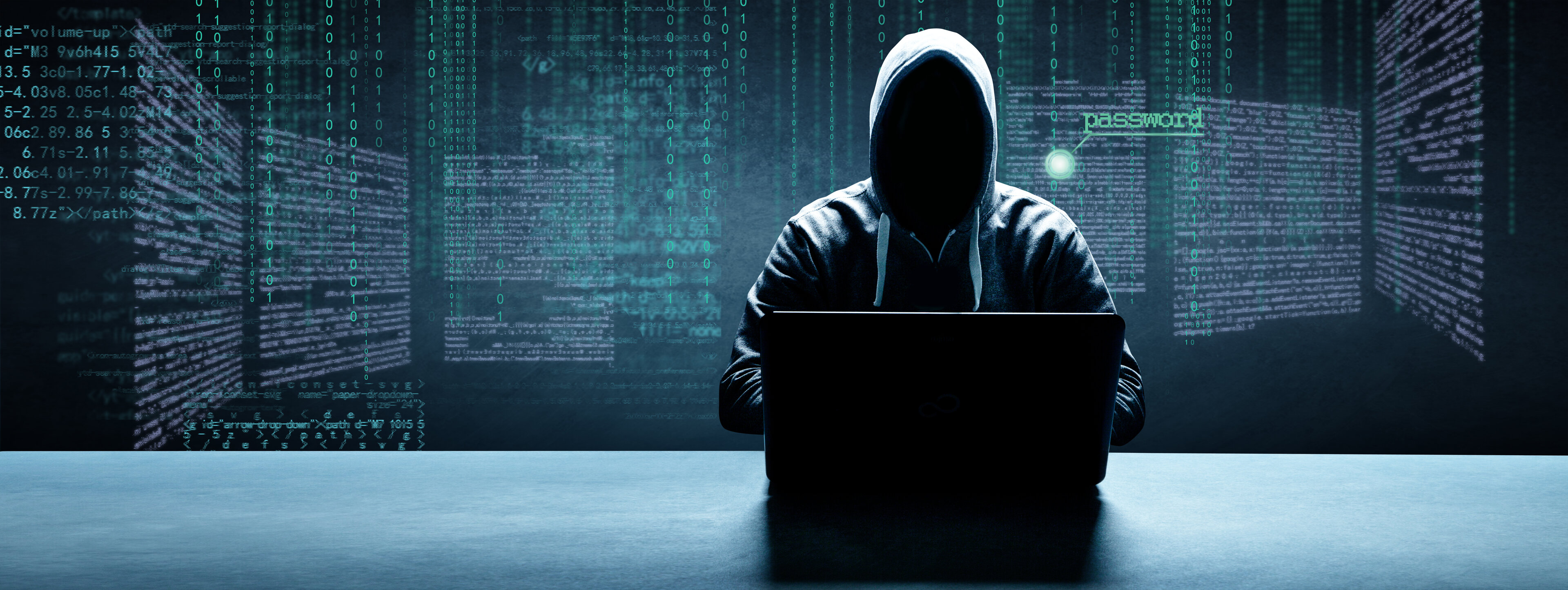 Ein Hacker sitzt im Kaputzenpulli vor dem Laptop, Gesicht unkenntlich, im Hintergrund Daten