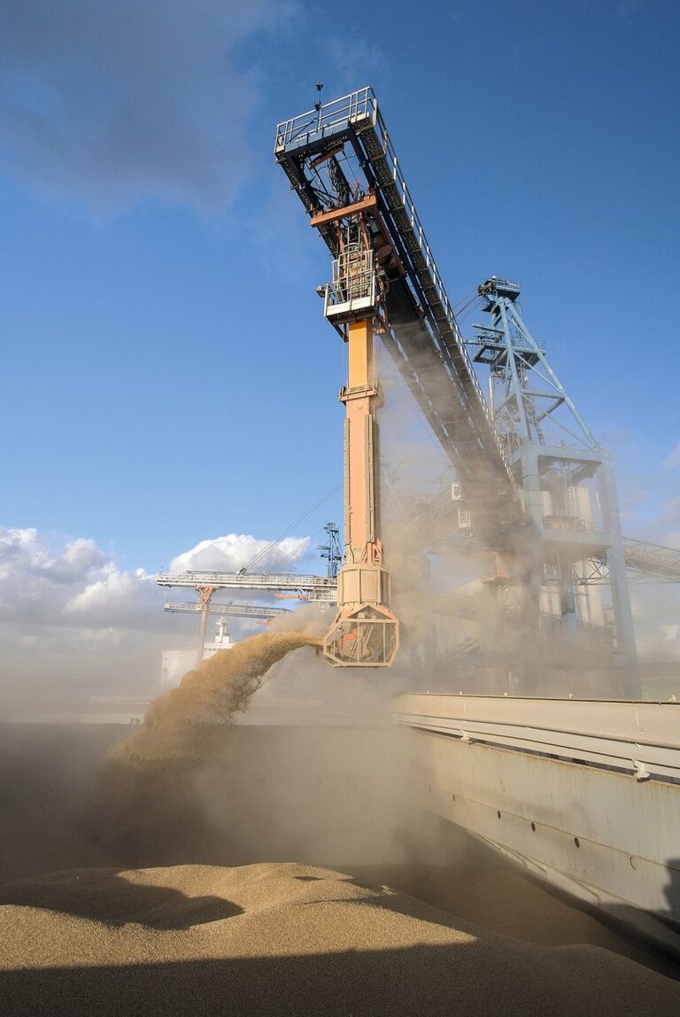 Getreideschiff wird beladen