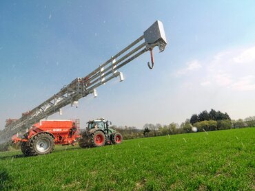 Pneumatischer Düngerstreuer auf dem Feld